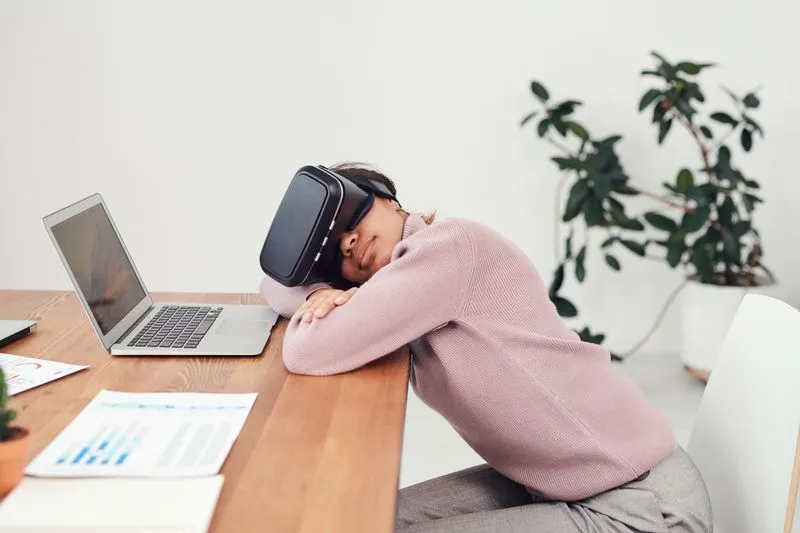 Meta 正式釋出新一代 VR 頭盔，外媒實測樣機證實其輕薄設計