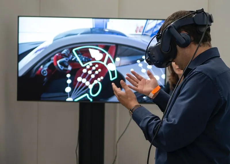蘋果電腦研發了 VR 頭戴式裝置，卻不願公開承認