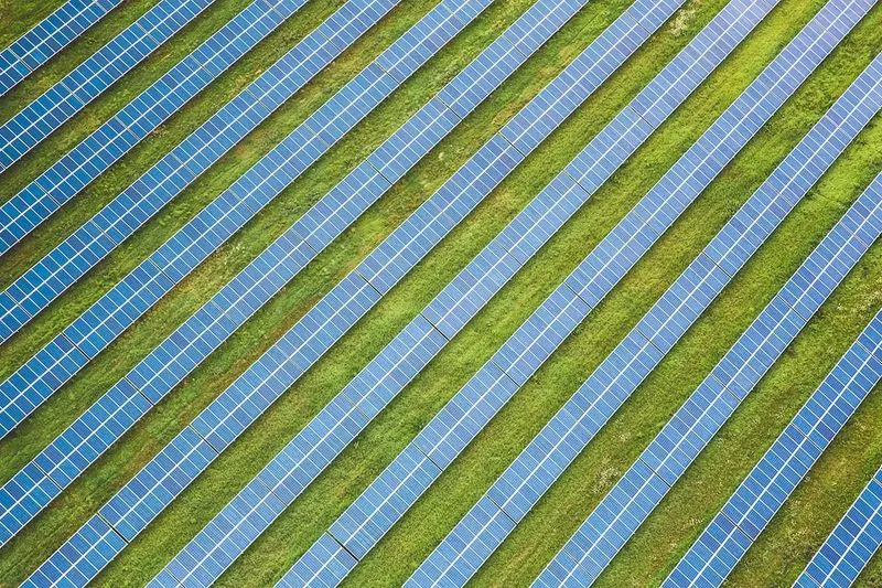 傑克裏以強力太陽發電機躍上 LFP 電池的車頭