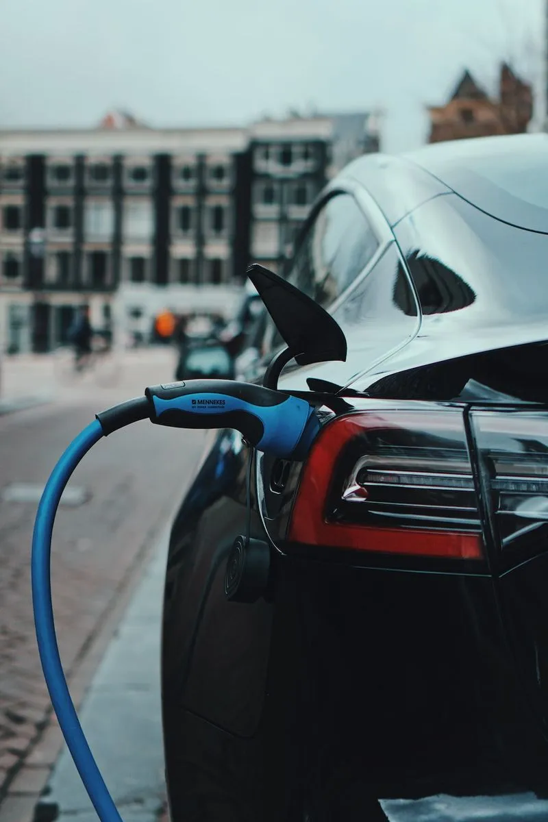 SAE 正將特斯拉的電動車充電插頭標準化，隨著連勝增加，分享更多贏得的姿態