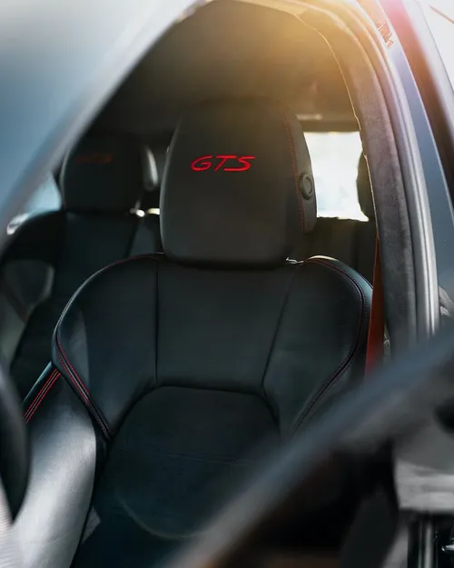 全新 Audi Q6 E-tron 配備三個螢幕，明亮點亮整個儀表板！