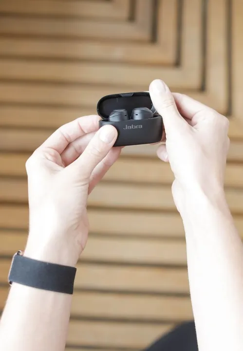 FCC 批文揭示有新的 Fitbit 追蹤器——不過是哪個呢？