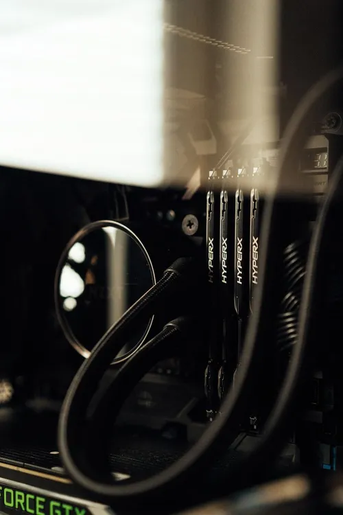 吉樂堡推出全新低調設計的 RTX 4060 GPU，全面搭載三風扇別注冷卻系統